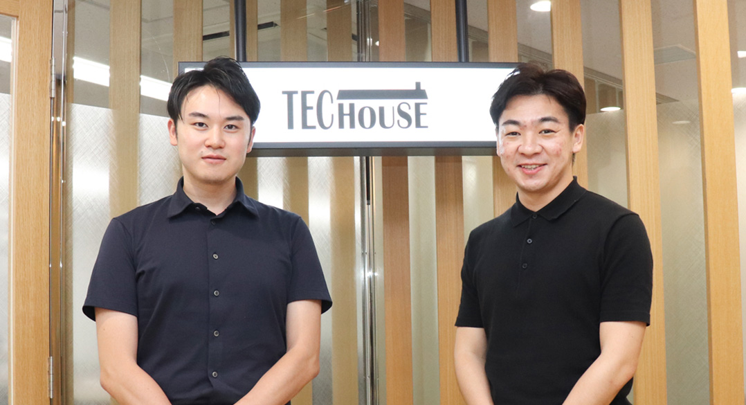 株式会社Techouse クラウドサービス事業部 シニアマネージャー 小島 慶之様（右） クラウドサービス事業部　アカウントマネージャー　宇野 蘭之介様（左）